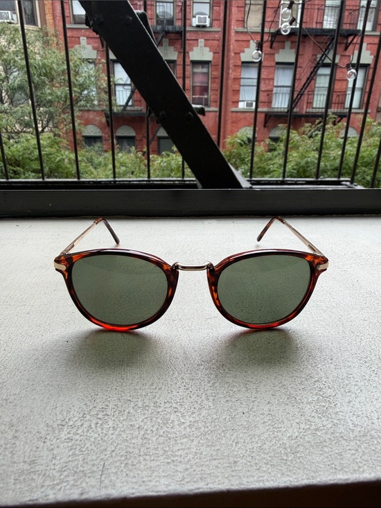 Accessories - Classic Round Tortoiseshell Sunglasses with Green Lenses (vintage)